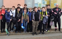 MLADŠÍ ŽÁCÍ ČERNO-BÍLI VEZOU Z ČELADNÉ ZLATO !!!