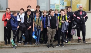 MLADŠÍ ŽÁCÍ ČERNO-BÍLI VEZOU Z ČELADNÉ ZLATO !!!