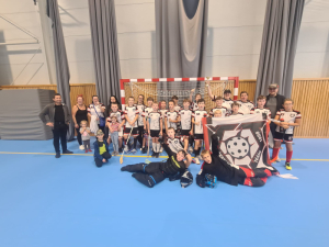 MLAŠÍ ŽÁCI VEZOU ZE STONAVY STŘÍBRO