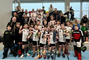 MLAŠÍ ŽÁCI VEZOU Z KOBĚŘIC  STŘÍBRO